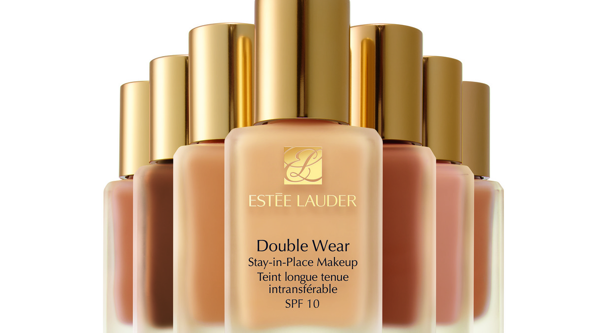 Estée Lauder  Double Wear Stay-in-Place Makeup  to popularny, uwielbiany podkład w płynie. Kosmetyk gwarantuje perfekcyjne krycie niedoskonałości skóry przez całą dobę. Wśród jego licznych zalet wymienia się trwałość, lekką formułę i doskonałe łączenie się ze skórą. Double Wear Stay-in-Place Makeup to preparat, na którym polegają kobiety na całym świecie. Jego siłą jest uniwersalna, niezawodna receptura.