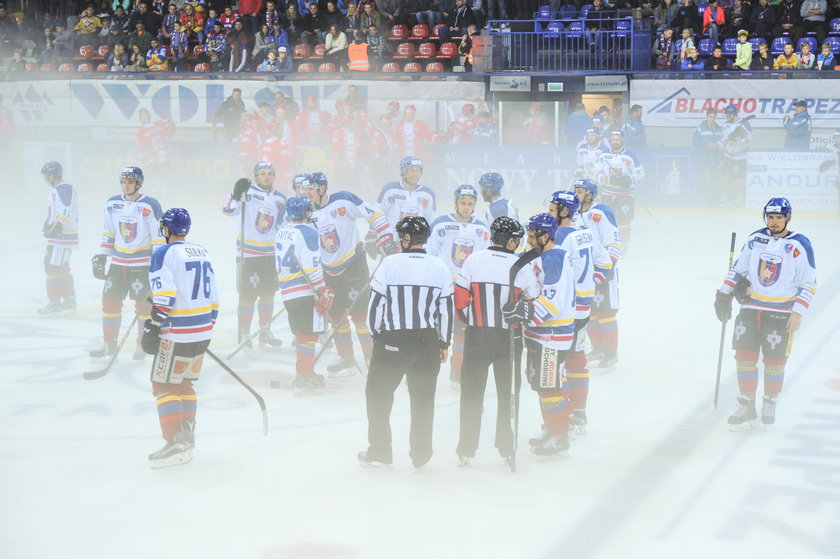Superpuchar Polski w hokeju na lodzie: Mecz TatrySki Podhale - Cracovia przerwany z powodu mgły