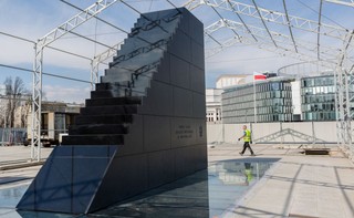 10 kwietnia duże zmiany w organizacji ruchu w Warszawie. Wiele ulic zamkniętych także dla pieszych!