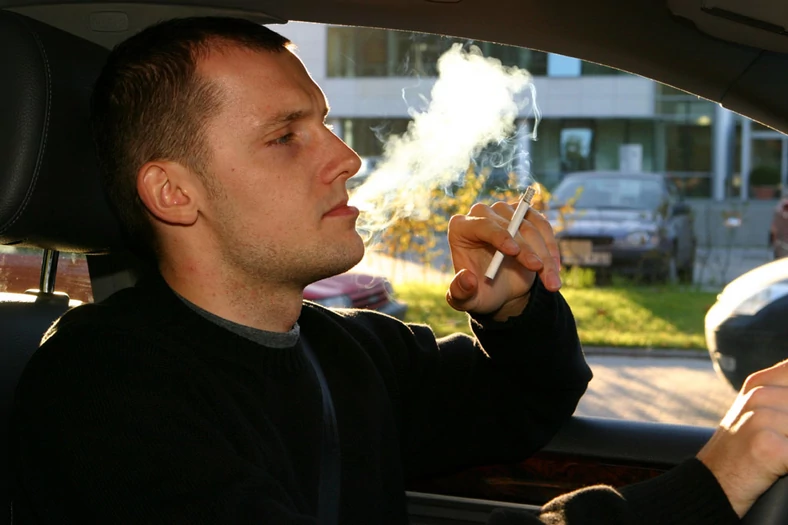 Jak usunąć z auta przykry zapach?