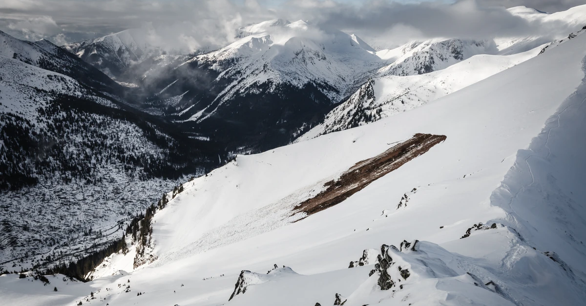 Niebezpiecznie w Tatrach. Rośnie zagrożenie lawinowe, ratownicy ostrzegają