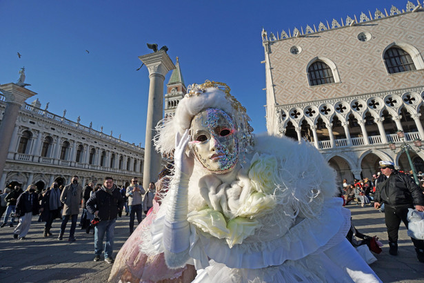 Karnawał w Wenecji. Do miasta przybyło około 50 tys. osób