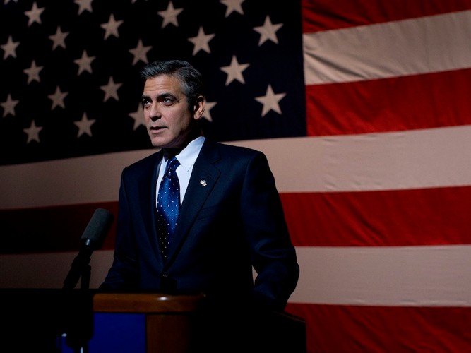 'Świetnie zagrany i zrealizowany (...) brakuje mu jednak poczucia politycznego idealizmu i wzburzenia, które cechowały wcześniejszy projekt reżyserski Clooneya - 'Good Night, and Good Luck' (Geoffrey Macnab, The Independent)