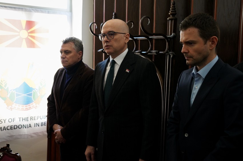 Predsednik Vlade Srbije Miloš Vučević upisao se danas u knjigu žalosti u ambasadi Severne Makedonije