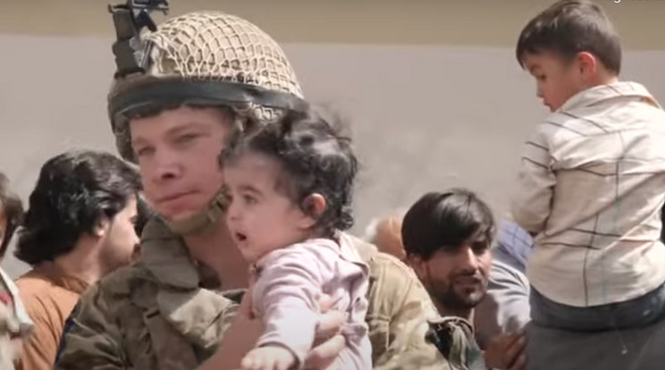 Brit katona a kabuli reptéren egy afgán kisgyerekkel /Fotó: Sky News