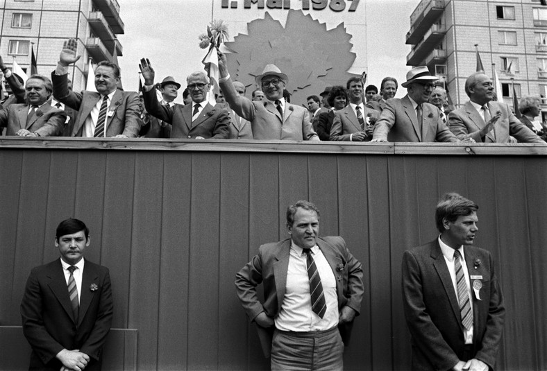 Przywódca NRD Erich Honecker (na trybunie w środku w białym kapeluszu) podczas defilady 1 maja w Berlinie, 1987 r. Pod trybuną oficerowie Stasi