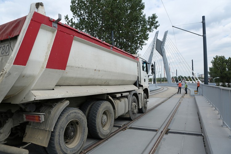 Żeby to sprawdzić na estakadę wjechało osiem ciężarówek, o łącznej masie przekraczającej 250 t. <br><br> (ukit) PAP/Stanisław Rozpędzik