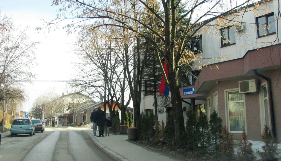 Ulica ispred opštinske zgrade u Prnjavoru