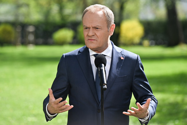 Premier Donald Tusk podczas konferencji prasowej po posiedzeniu rządu przed siedzibą KPRM w Warszawie