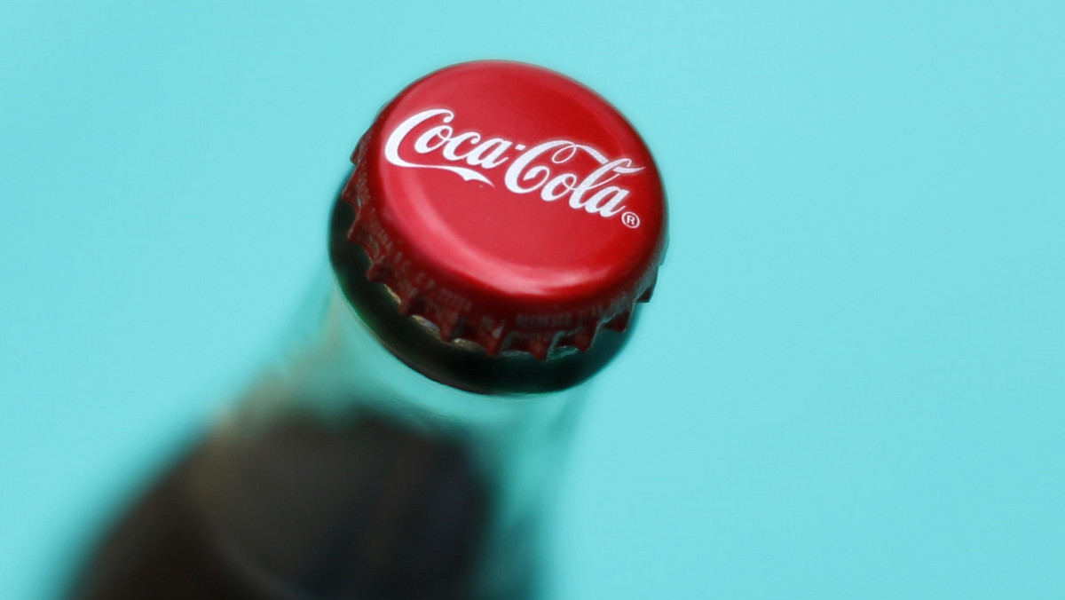 Coca-Cola od sierpnia wycofała swoje reklamy z czterech rosyjskich stacji telewizyjnych - poinformował w środę dziennik "Kommiersant", według którego jest to efekt sankcji gospodarczych, nałożonych na Rosję przez Stany Zjednoczone i Unię Europejską.