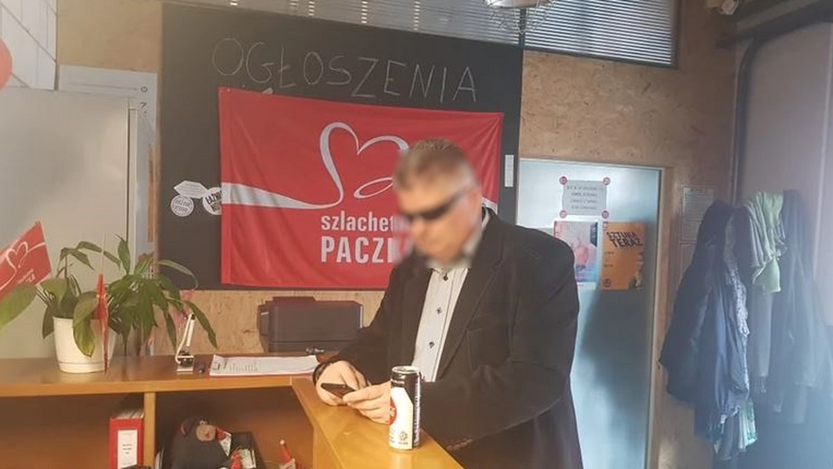 Ks. Grzegorz Babiarz, przyjaciel ks. Jacka Stryczka, wysłał pracownikom Stowarzyszenia "Wiosna" e-maile, w których grozi im zwolnieniem dyscyplinarnym, jeśli nie podporządkują się jego poleceniom. Dziś rano w towarzystwie swoich współpracowników niespodziewanie wszedł do siedziby stowarzyszenia. Nakazał pracownikom odstąpienie od pełnienia obowiązków - dowiedział się Onet. Na miejscu pojawiła się policja.