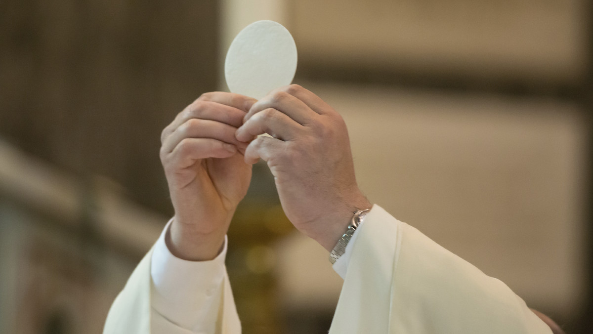 13 diakonom, w tym Tymoteuszowi Szydle, synowi premier Beaty Szydło, udzielił dziś święceń kapłańskich biskup bielsko-żywieckiej Roman Pindel. Nowym księżom w uroczystości w bielskiej katedrze towarzyszyli najbliżsi, w tym szefowa rządu z rodziną.