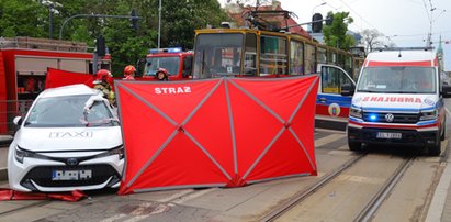 Tragedia na Piotrkowskiej w Łodzi. Taksówkarz zginął w zderzeniu z tramwajem.