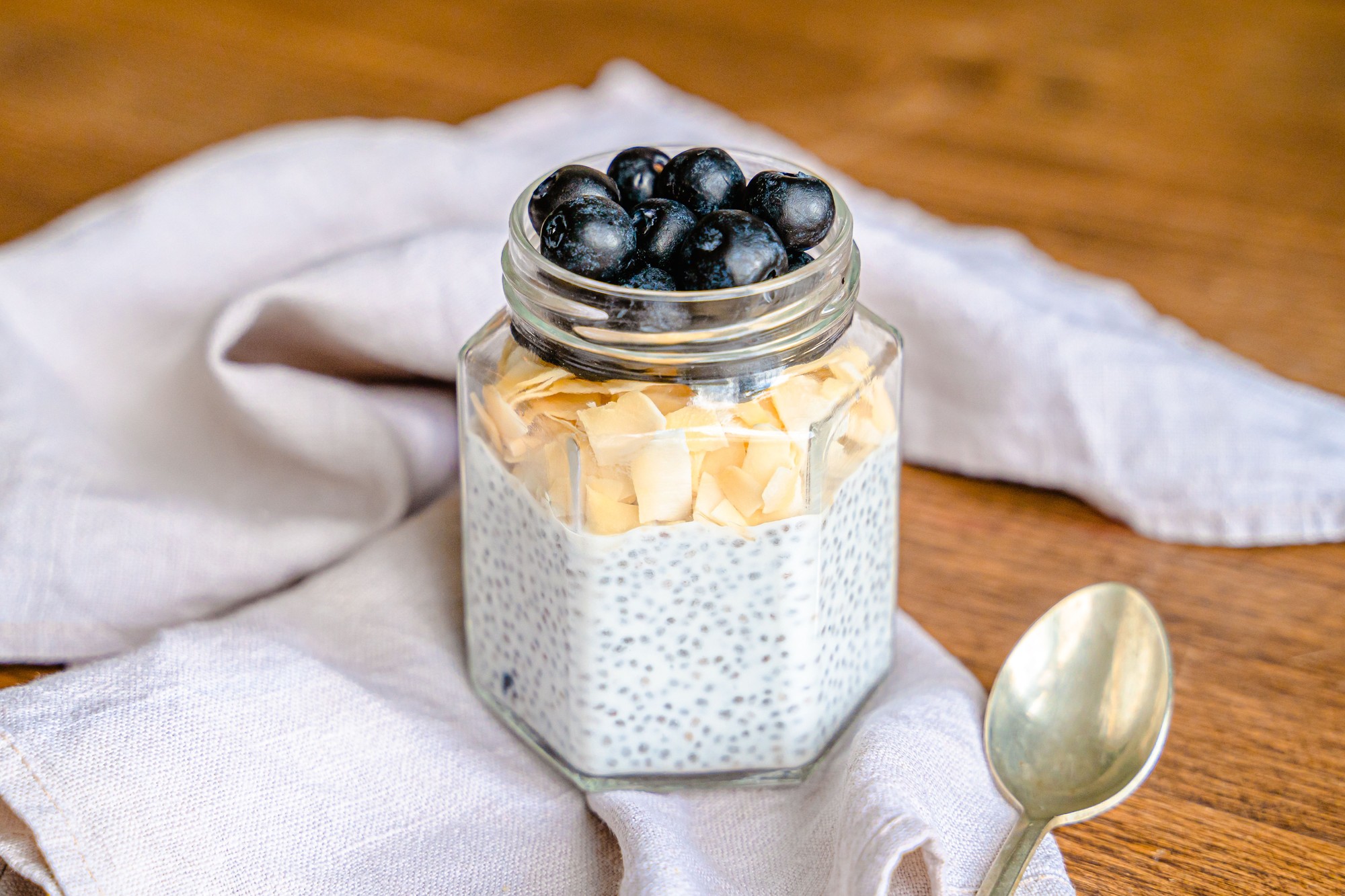 Chia puding môže byť ľahkou voľbou na večer a zároveň telu dodá vlákninu a omega-3 mastné kyseliny.