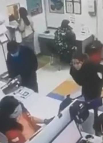 Letolta, majd a fejére húzta a bugyiját egy nő a postán, mert maszk nélkül  nem szolgálták ki - Videó - Noizz