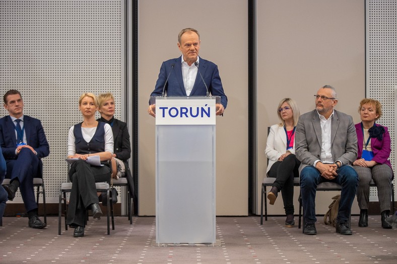 Donald Tusk na spotkaniu w Toruniu. Po prawej siedzi poseł PO Tomasz Lenz