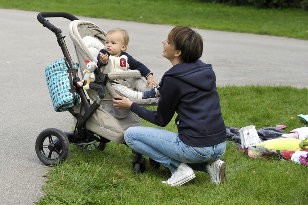 Pogodynka umie spędzać aktywnie czas z maluchem.