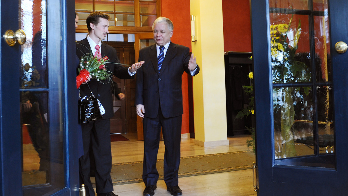 Prezydent Lech Kaczyński podjął w piątek rano śniadaniem w swej rezydencji w Wiśle dwukrotnego wicemistrza olimpijskiego z Vancouver Adama Małysza. Skoczkowi towarzyszyła żona Izabela.