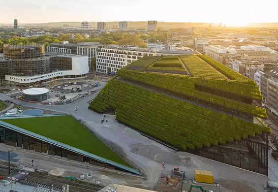 Ten budynek porasta 30 tys. roślin. To największa zielona fasada w Europie