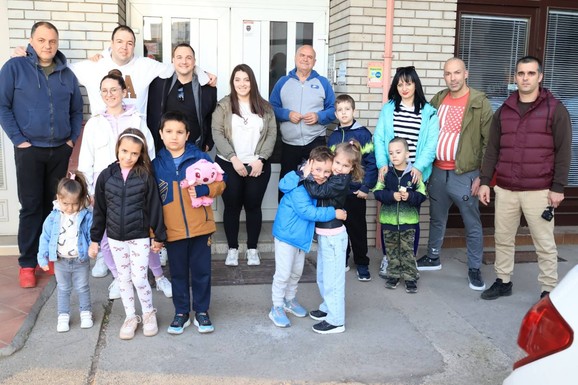 (FOTO) NAJLEPŠA SLIKA IZ NIŠA! Složne komšije ponovo oduševile Srbiju: Pogledajte kako su upravnik Miloš i stanari zgrade proslavili Uskrs