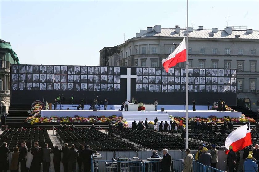 plac Piłsudksiego, żałoba, Warszawa, katastrofa, śmierć prezydenta, Lech Kaczyński, msza