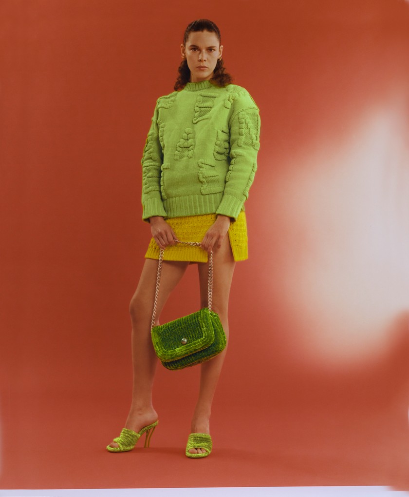 Chenille-Pullover, Wollrock mit Stretch-anteil, Schultertasche mit Druckknopf und Mules, beides aus Chenille-Manchester, alles von Bottega Veneta.