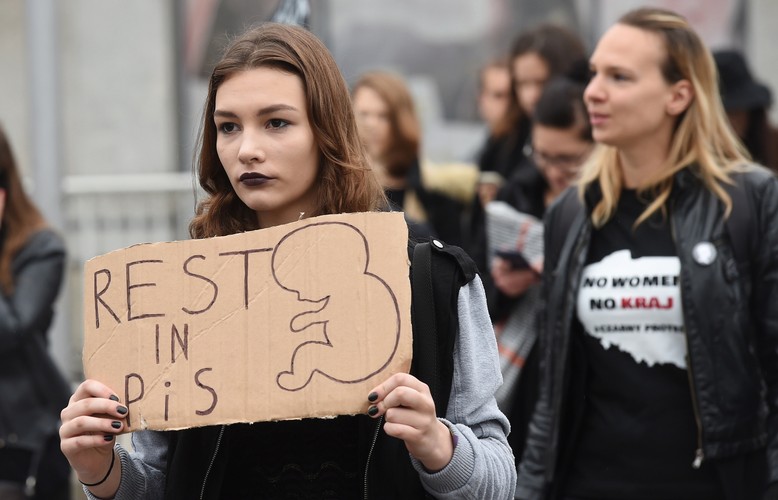 Część uczestników manifestacji spotkała się wcześniej na pl. Defilad, skąd ulicą Świętokrzyską przeszli na pl. Zamkowy. Mówili, że sprzeciwiają się temu, by państwo decydowało o ich życiu, o edukacji seksualnej, antykoncepcji, a teraz także o konieczności rodzenia śmiertelnie chorych dzieci czy dzieci z gwałtu. Podczas ich przemarszu ulicą Świętokrzyską z jednego z przejeżdżających samochodów pasażerka wystawiła kartkę z hasłem: 
