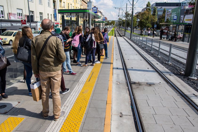 Zrobili  kostkę chodnikową na torowisku tramwajowym