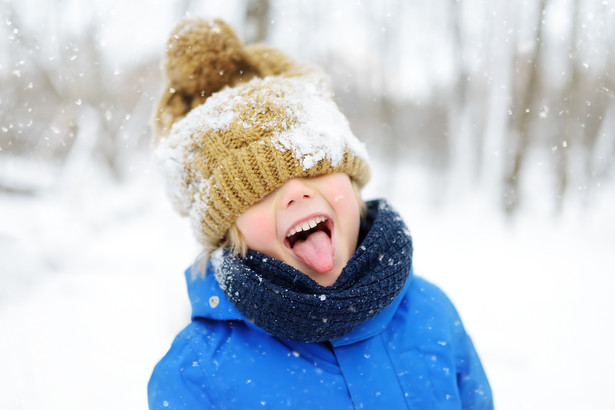 Czy dziecko rzeczywiście powinno nosić zimą czapkę?