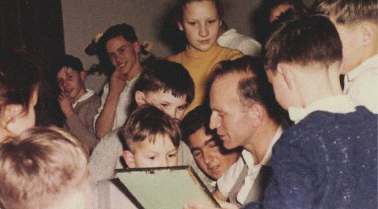 Paul Schaefer a Colonia Dignidad lakói körében.