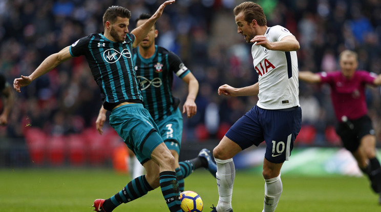 A Tottenham-sztár Harry Kane (jobbra, mellette 
Wesley Hoedt) kedden három gólt szerzett /Fotó: AFP