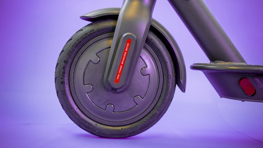 In dem Vorderrad des Mijia M365 sitzt ein Elektromotor mit 250 W.