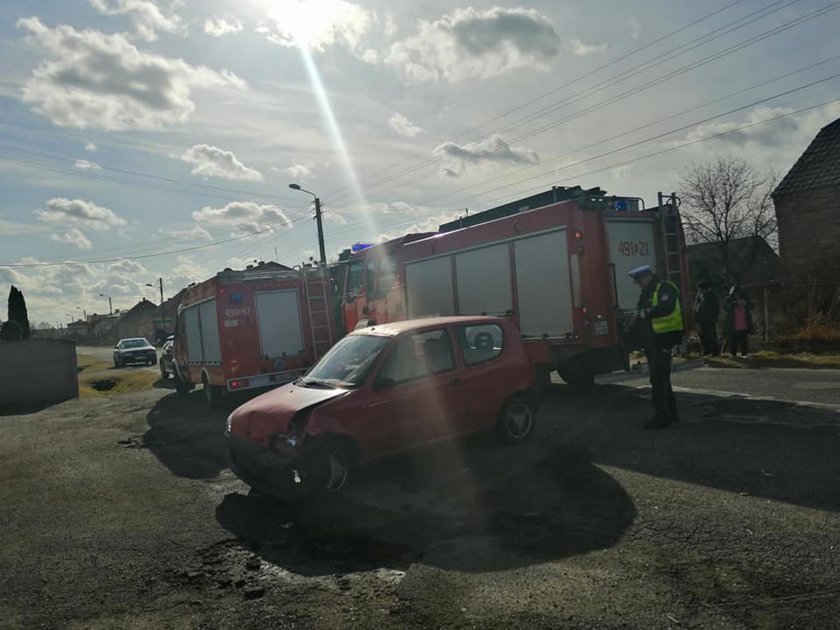 Dramat pod Kłobuckiem. Samochód wpadł do pokoju