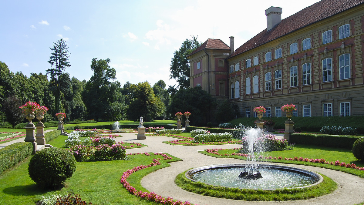 Muzeum-Zamek w Łańcucie (Podkarpackie) oraz prawosławna Diecezja Lubelsko-Chełmska otrzymają dofinansowanie z funduszy unijnych. Umowy w tej sprawie w imieniu MKiDN podpisał wczoraj wicepremier, minister kultury i dziedzictwa narodowego prof. Piotr Gliński.