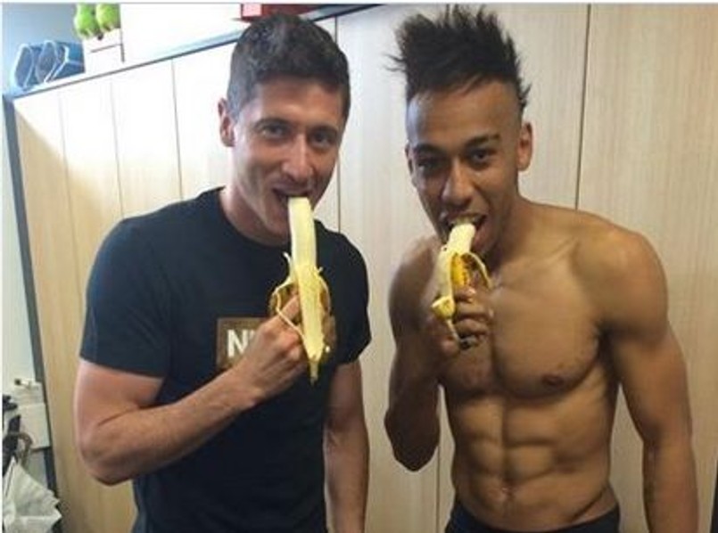 W czasie meczu z Villarreal jeden z kibiców rzucił w kierunku piłkarza Barcelony banana. Dani Alves zakpił z tego. Podniósł owoc z murawy i go zjadł. Robert Lewandowski i jego klubowy kolega z Borussii Dortmund, Pierre-Emerick Aubmeyang w geście solidarności z Brazylijczykiem zrobili sobie specjalną fotkę. "Lewy" wrzucił ją na Facebooka i podpisał: "Szacunek dla Daniego Alvesa".