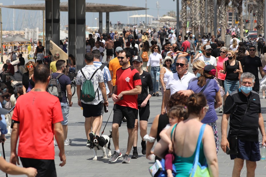 Tömegek Tel-Aviv utcáin, két napja már maszkot sem kötelező viselni Izraelben kültéren. Az indiai kettős mutáns azonban aggasztja a helyi virológusokat / EPA/ABIR SULTAN