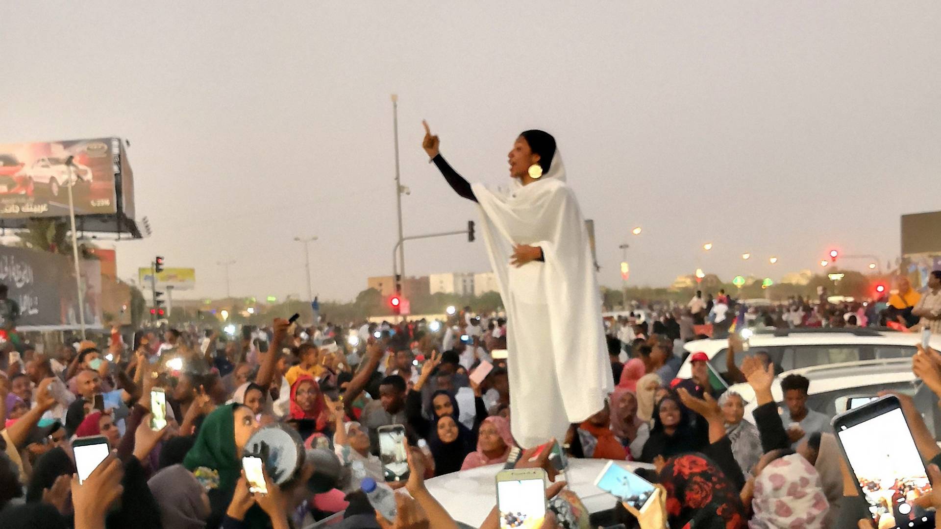 Viralna fotka žene na kolima postaje simbol revolucije u Sudanu
