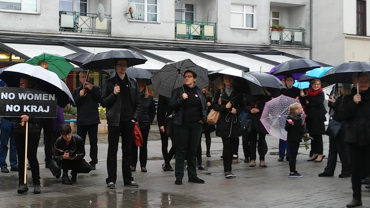 Opolanie i opolanki mimo deszczu zgromadzili się już pod pomnikiem na Placu Wolności. Pod parasolami, ubrani na czarno, z czarnymi różami i transparentami zgodnie wyrażają jedno – brak zgody na zaostrzenie przepisów o aborcji.