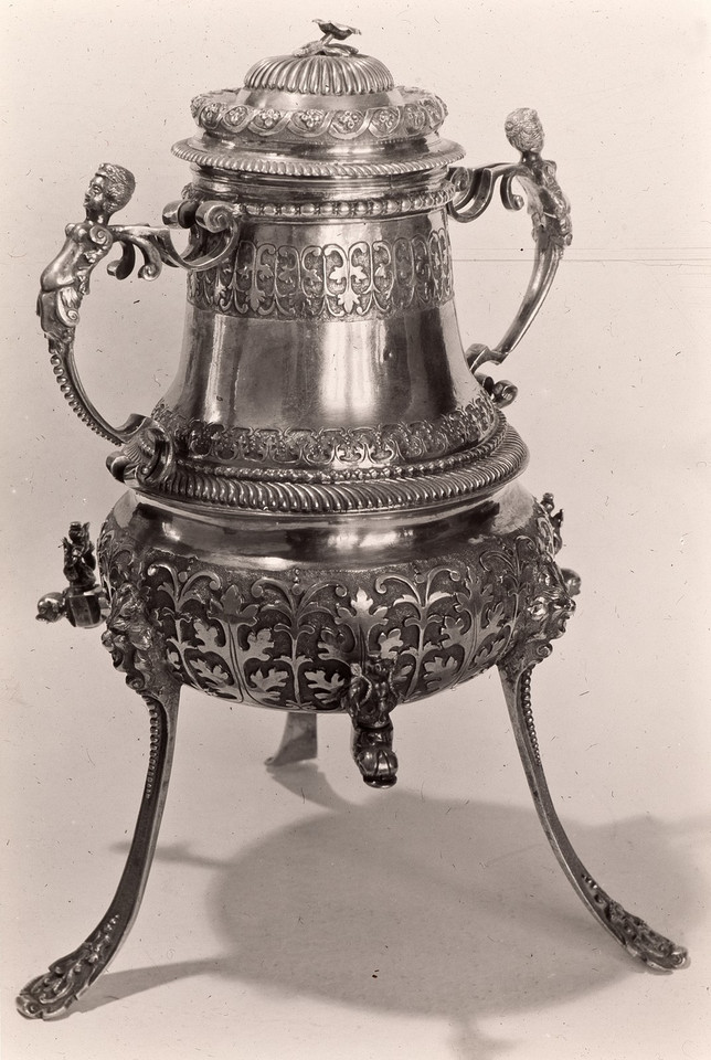 Kociołek na herbatę, ok.1695. Srebro kute, odlewane, trybowane, złocone, wys.31 cm
