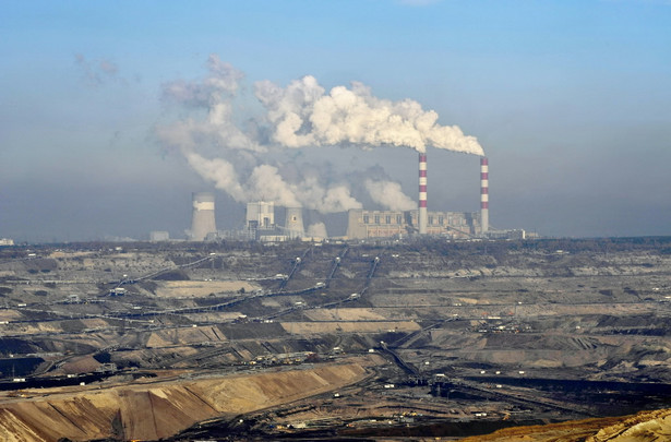 Odkrywkowa kopalnia węgla brunatnego i elektrownia w Bełchatowie, należące do grupy PGE (15). Fot. Bloomberg.