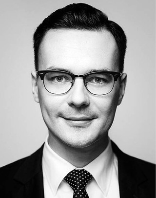 Dr Bartosz Sierakowski, wykładowca prawa upadłościowego i restrukturyzacyjnego na Uczelni Łazarskiego w Warszawie oraz na Uniwersytecie im. Adama Mickiewicza w Poznaniu, radca prawny w kancelarii Zimmerman Sierakowski i Partnerzy