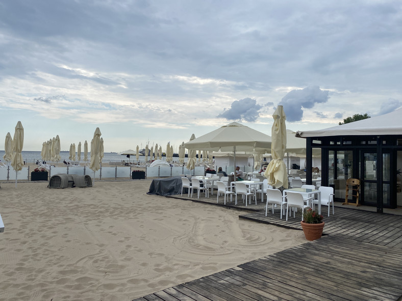 Grand Hotel w Sopocie: plaża i bar