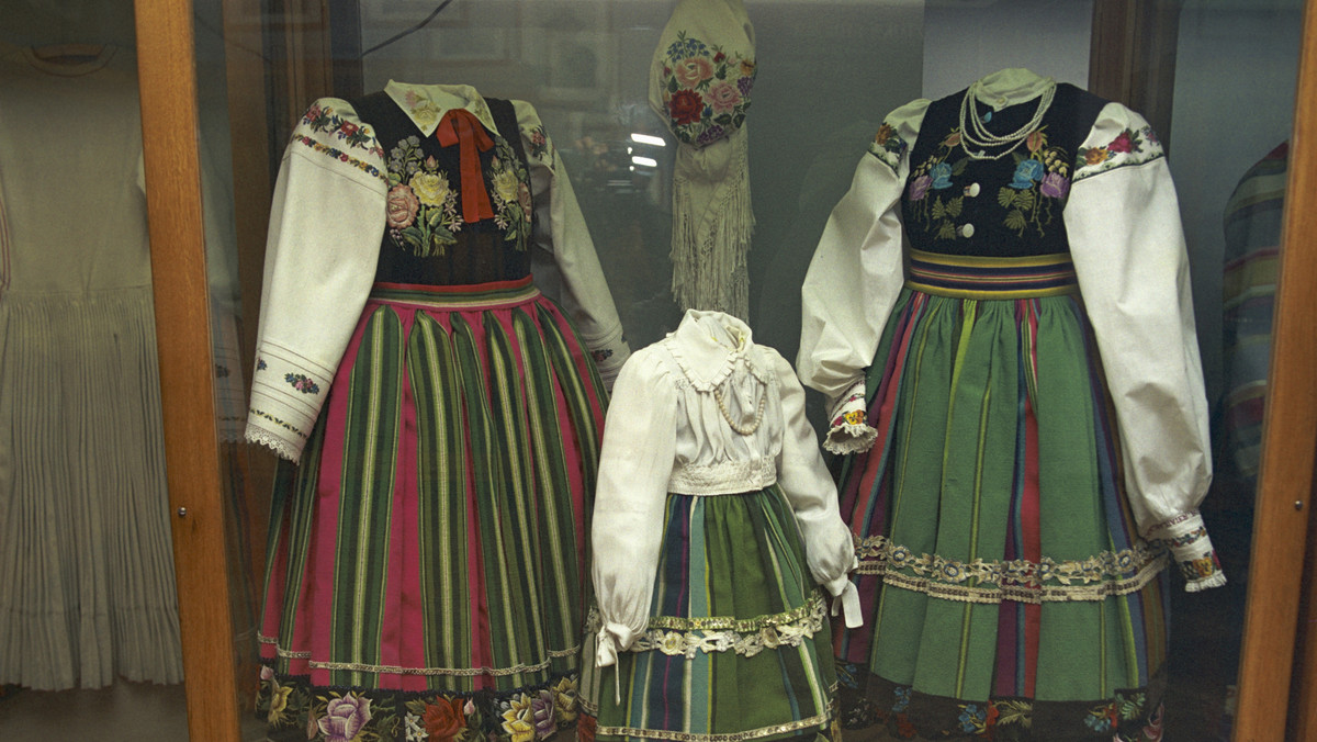 Dziewięć zabytkowych tkanin ze zbiorów Muzeum w Łowiczu odzyskało dawne piękno dzięki konserwacji, dofinansowanej przez Ministerstwo Kultury i Dziedzictwa Narodowego kwotą ponad 75 tys. zł. Cenne obiekty są częścią ekspozycji stałej Muzeum.