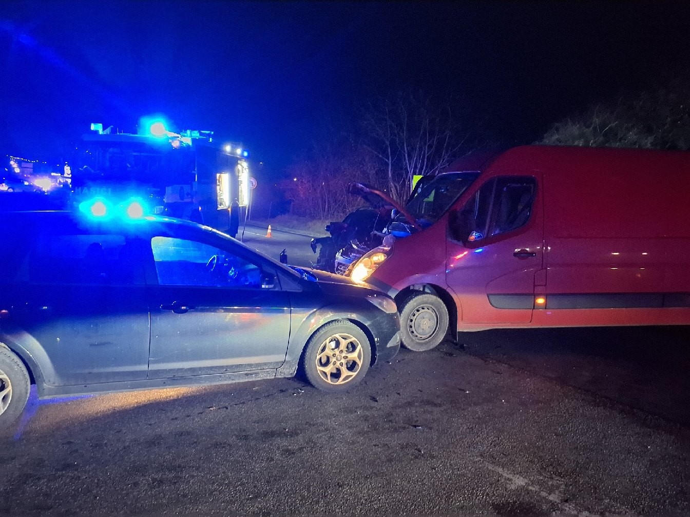Hasiči zasahovali pri zrážke dodávky a dvoch áut v Bánovciach nad Bebravou.
