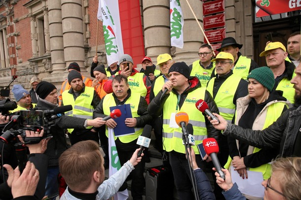 Protest rolników pod Zachodniopomorskim Urzędem Wojewódzkim