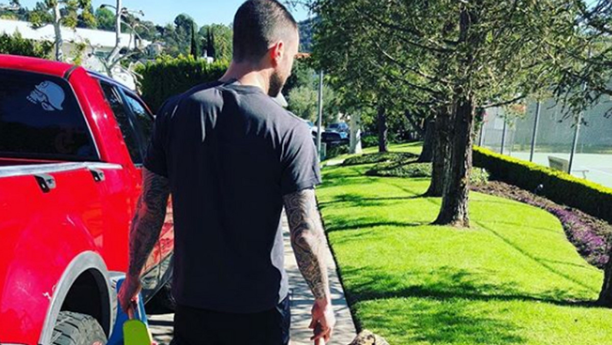 Adam Levine niedawno został ojcem. Lider zespołu Maroon 5, znanego z przebojów "Moves like Jagger" czy "Sugar", pokazał na Instagramie zdjęcie, na którym pozuje z dzieckiem. Fani nie kryli zachwytów.