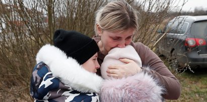 Matka wita się z dziećmi przewiezionymi przez granicę przez obcą osobę. Ojcu nie dali przejechać