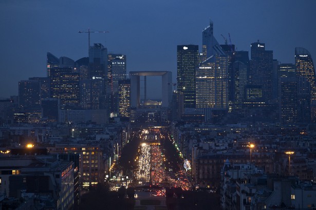 Drapacze chmur w paryskiej dzielnicy biznesowej La Defense. W centrum dzielnicy widać Wielki Łuk