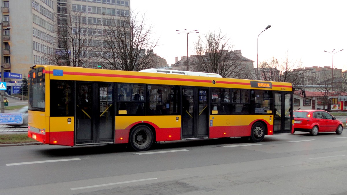 Osiem nowych autobusów komunikacji miejskiej pojawi się w tym roku na ulicach Radomia. Ich zakup, o wartości prawie 12,8 mln zł, był możliwy dzięki wsparciu z UE. Projekt przewiduje też m.in. remont zatok i wymianę wiat przystankowych oraz montaż kamer na przystankach.