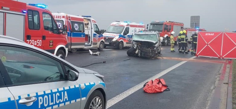 Cztery auta skasowane, nie żyje jedna osoba. Tragiczny wypadek w Słabomierzu